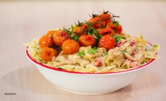 Farafelle cu pui, smantana si rosii cherry