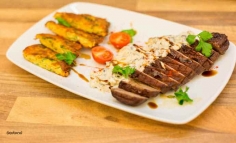 Piept de rață cu sos de ciuperci cu smântână si chiftele din cartofi