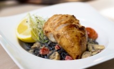 Spaghete negre in sos de ciuperci cu piept de pui soub-vide