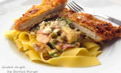 Snitel cu samburi de pin, parmezan si tagliatelle cu sos de zucchini