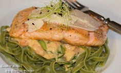 Steak de somon cu smantana si tagliatelle verzi