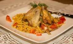 Ciuperci cu smantana si garnitura de paste cu aripioare de pui crocante