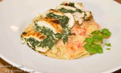 Piept de pui umplut cu spanac, cascaval si lasti cu sos de rosii