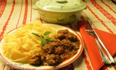 Chiftelute in suc de rosii cu tagliatelle