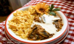 Macaroane cu tocanita de ciuperci si carne