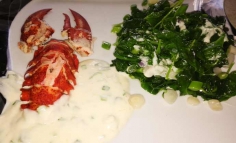 Homar in sos de usturoi si spanac