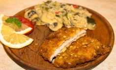 Snitel in pesmet cu lamaie, seminte de pin si parmezan, garnitura  orez cu ciuperci