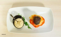 Medalioane de porc marinate in vin cu legume de primavara si sos de tarhon