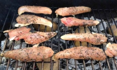 Piept de pui la gratar cu busuioc