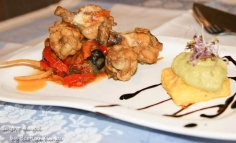 Pui marinat in vin alb cu legume si mamaliga prajita