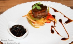 Medalioane marinate in vin pe pat de legume de primavara cu sos  de capsuni