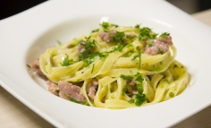 Fettucine cu cârnaț italian și praz sau fettucine con salsiccia e porri....