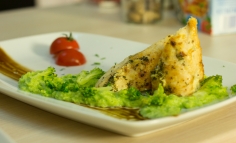 Piept de pui umplut cu branza de oaie cu piure de broccoli