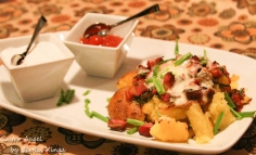 Cartofi bogati cu sos de usturoi si marar