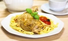 Pulpe de pui cu usturoi, smântână și tagliatelle