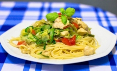 Linguine cu dovlecel și piept de pui