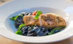 Somon cu spaghete negre