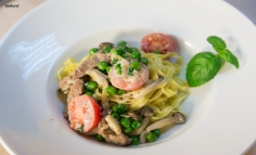 Mușchi de vită cu paste, mazăre și ciuperci