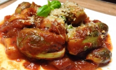 Varză de Bruxelles cu roșii și parmezan