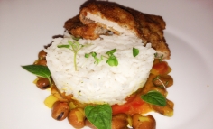 Tocană de fasole cu roșii, orez și șnițel