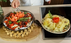 Piept de pui cu ciuperci pe disc și cartofi la cuptor