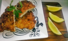 Șnițel de porc în crustă de lămâie, semințe de pin și parmezan