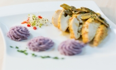 Piept de pui umplut cu ricotta și chili cu garnitură de pireu mov