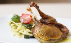 Friptură de pulpă de rață cu garnitură de tăieței cu varză