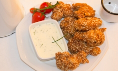 Aripiare de pui în crustă de susan și coajă de lămâie cu maioneză cu arpagic