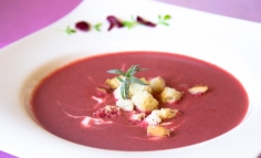Supă cremă de sfeclă cu iaurt și rozmarin