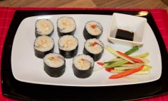 Sushi cu creveți și avocado