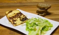 Steak din cașcaval afumat cu salată în sos de vinaigrette cu miere și ghimbir, presărat cu parmezan