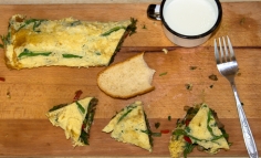 Omletă de hamei sălbatic cu ciuperci și ardei