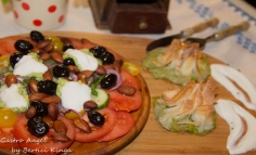 Boccea cu feta și spanac cu un soi de salată grecească