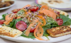 Salată de spanac cu vinaigrette cu lămâie și feta