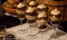 Spumă cu cafea și chec cu ciocolată și migdale