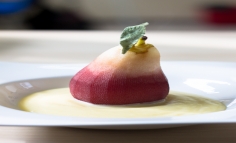 Pere fierte în vin condimentat cu sos de vanilie