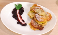 Mere coapte în aluat de vin