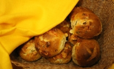 Chifle cu șuncă și busuioc