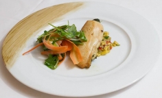 Piept de pui umplut cu spanac și ricotta cu salată de mango și fenicul