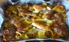 Pui fript cu cartofi, lămâie și măsline