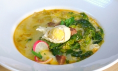 Supaă de salată cu bucăți de șuncă