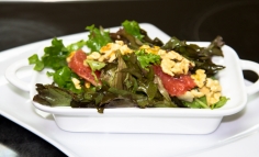 Salată lolo cu grapefruit roz și nuci