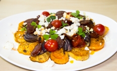 Salată caldă cu cartofi dulci