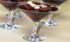 Piersici condimentate servite în vin roșu