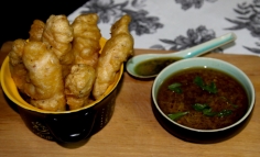 Bucăti de pește prăjit în aluat cu bere cu sos thai