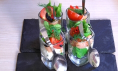 Cremă de brânză la pahar cu somon și salată verde