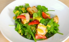 Salată cu piept de pui, spanac și căpșuni cu sos de lămâie