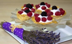 Coșulețe tuille cu migdale, frișcă și zmeură