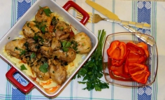 Pulpe de pui cu usturoi și piure de cartofi